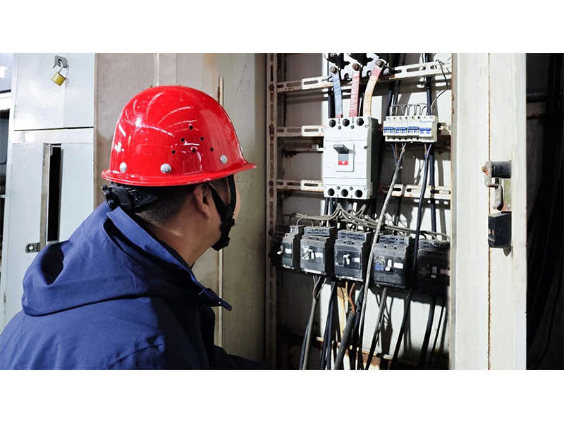 Deeply cultivating circuits, adhering to craftsmanship, and meticulously researching to ensure safety | A tribute to Jin Shuxiang, the electrical maintenance team leader of Xinke Crane