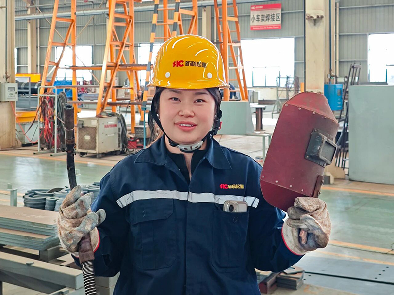 Accompanied by welding sparks, she persists with craftsmanship | A tribute to Yang Yulu, a female welder from Xinke Lifting