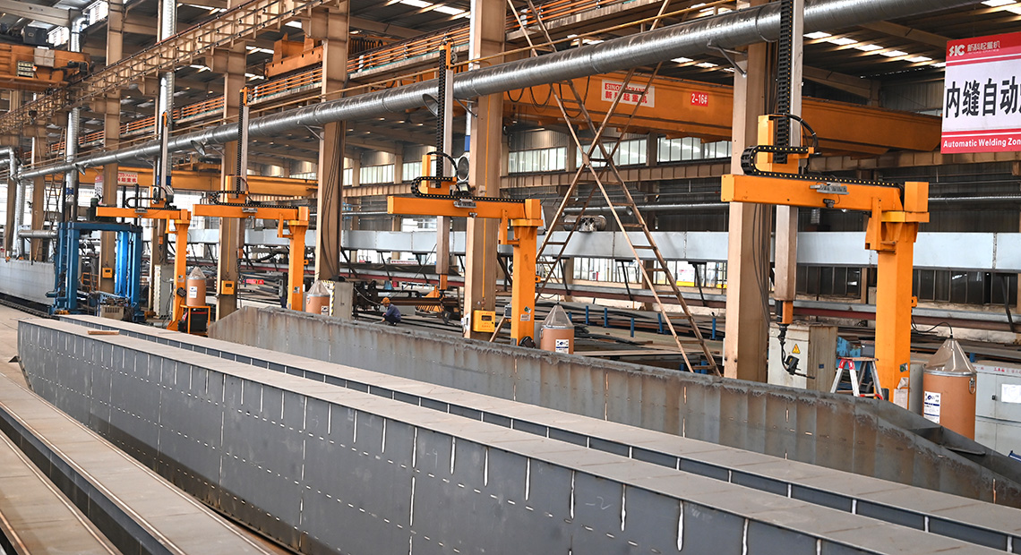 Automatic positioning and welding robotic arm for the inner seam of the main beam