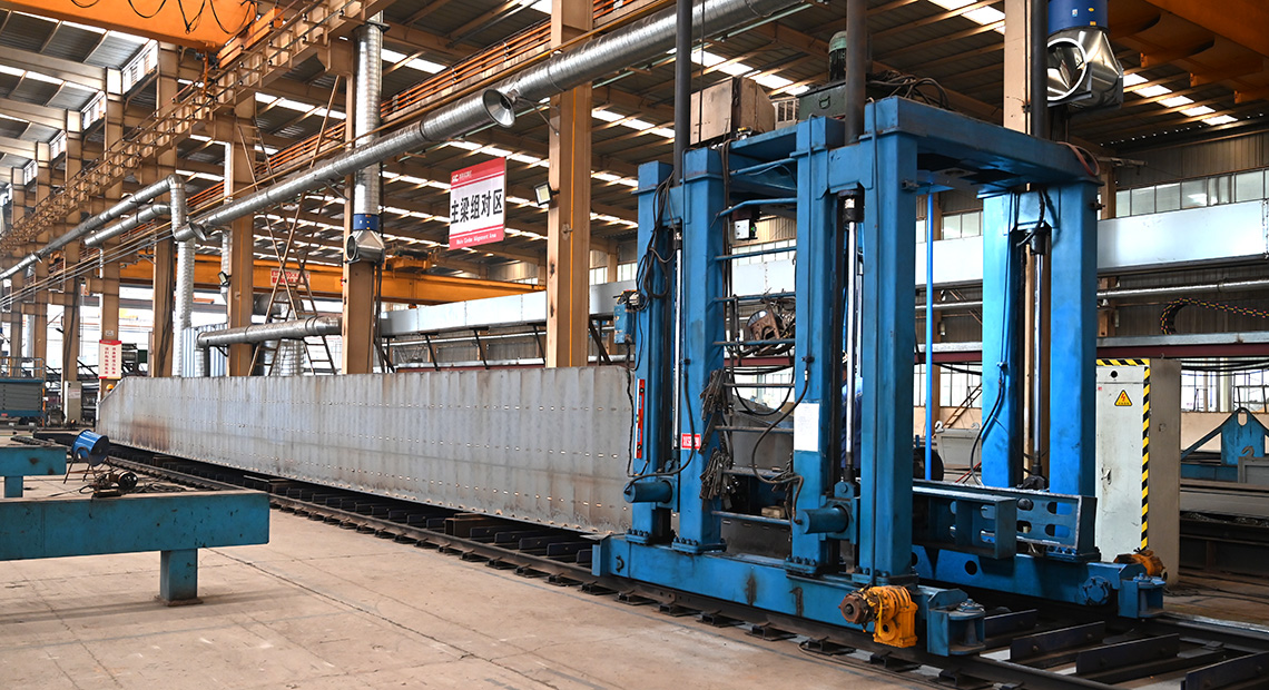 Hydraulic automatic assembly machine for main beam web plate