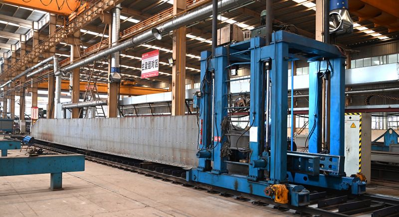 Hydraulic automatic assembly machine for main beam web plate