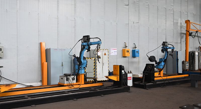 End beam automatic flipping welding robotic arm