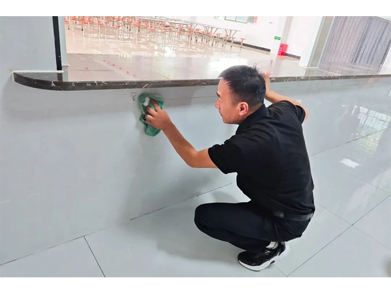 Dong Shuangjie, a new employee of Sinoko Lifting, demonstrates his sense of responsibility in the kitchen with his iron discipline and ability to handle both fire and smoke