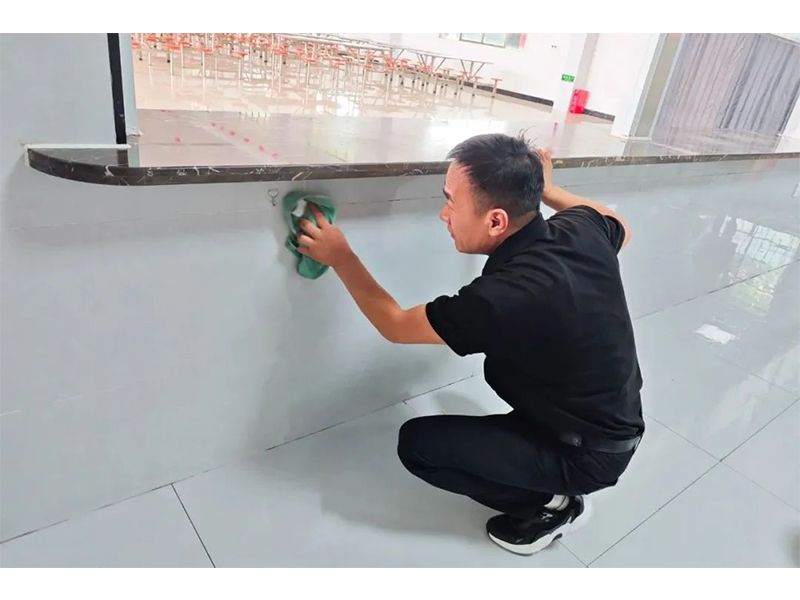 Dong Shuangjie, a new employee of Sinoko Lifting, demonstrates his sense of responsibility in the kitchen with his iron discipline and ability to handle both fire and smoke